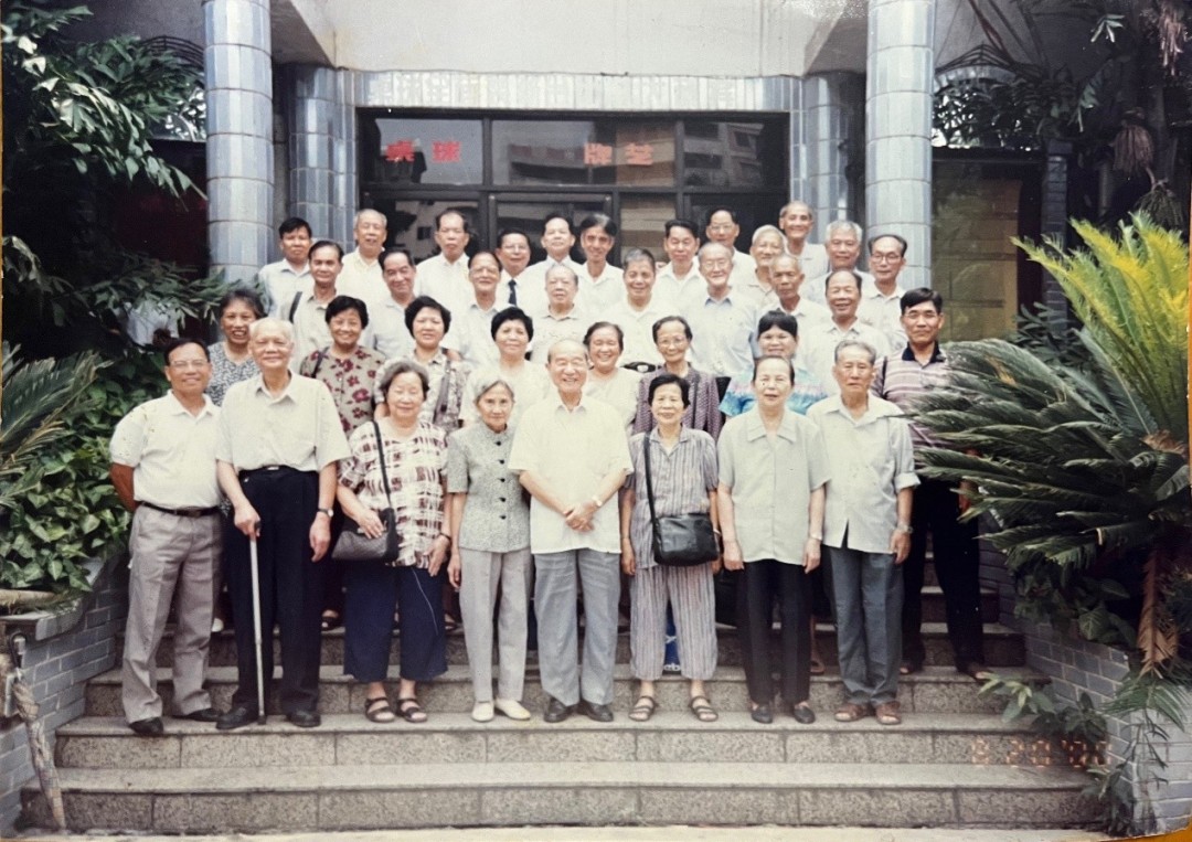 2000年,在联合报、广州日报、羊城晚报、南方日报都曾工作过的同事们欢聚一堂,二排右一为梁卓镇,前排右四为杨奎章。旧照翻拍