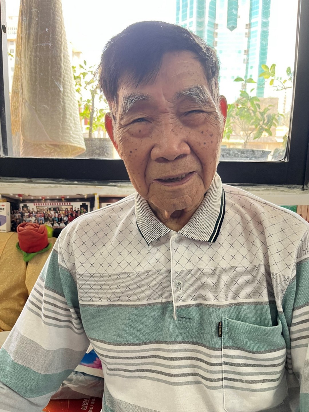 开朗的梁卓镇。