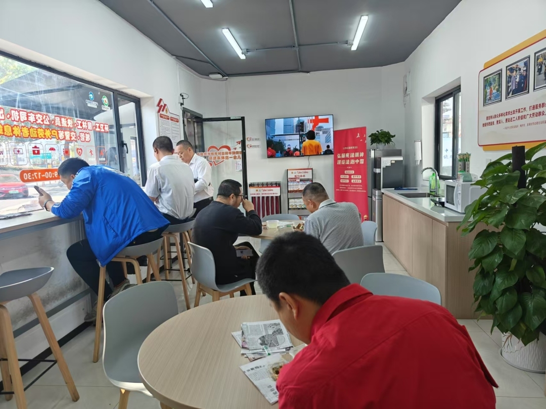 新就业群体在兴华街鳌鱼岗社区爱心驿站休息用餐