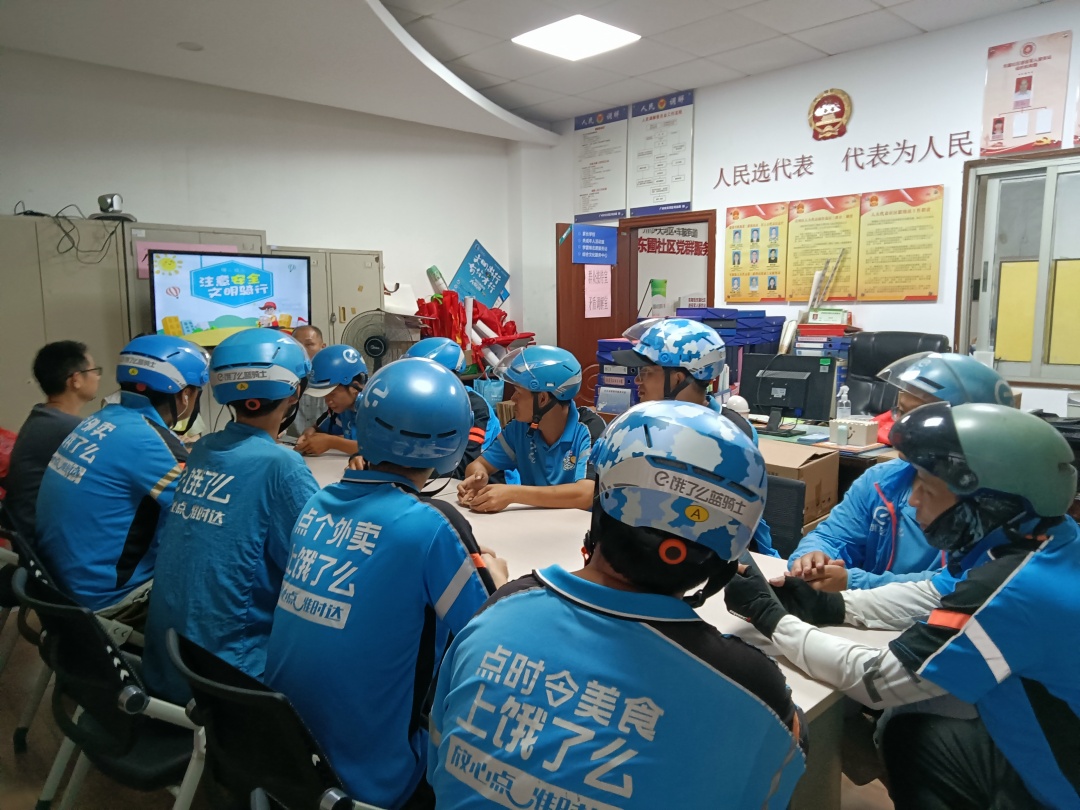 “新锋益行队”参加社区交通安全、禁毒、垃圾分类等宣传志愿活动