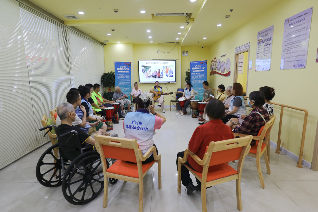 康复者围坐一圈开展音乐小组活动