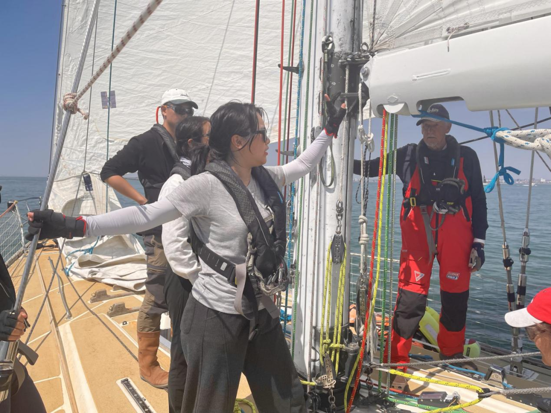 在船上指挥缩帆