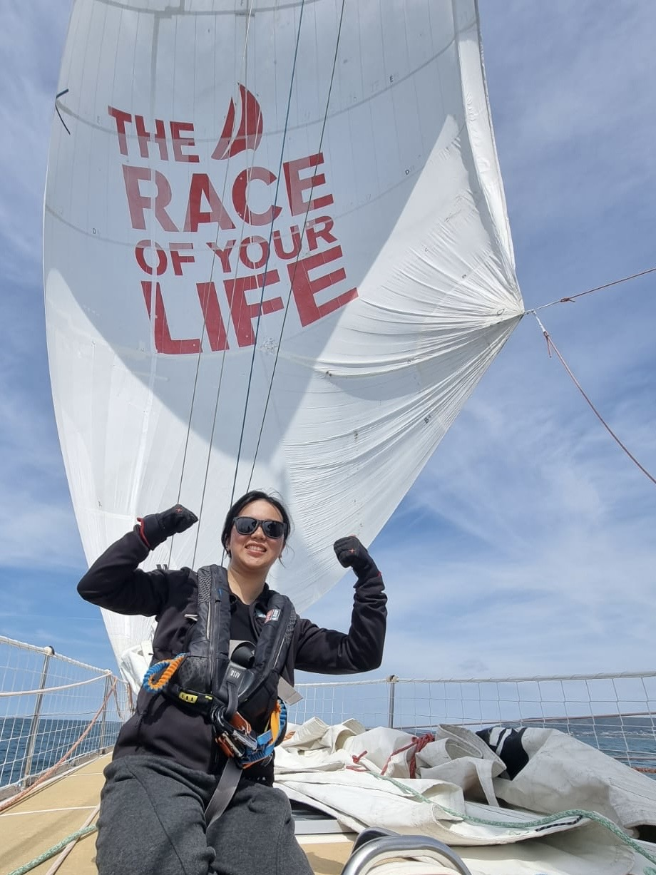 在帆船上的陈泳恩