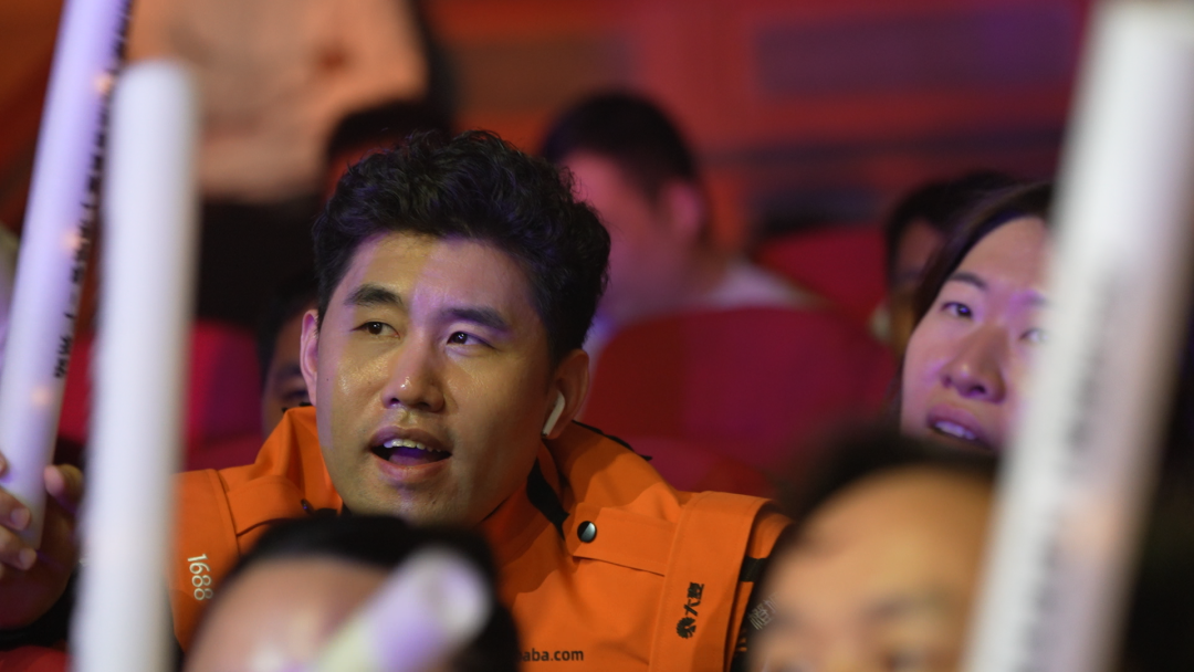 优秀城市骑士代表-2024年广州市“最美志愿者”赵骑武携家人在演唱会现场