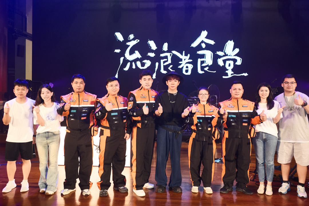 演唱会结束后优秀城市骑士代表与胡海泉先生合影