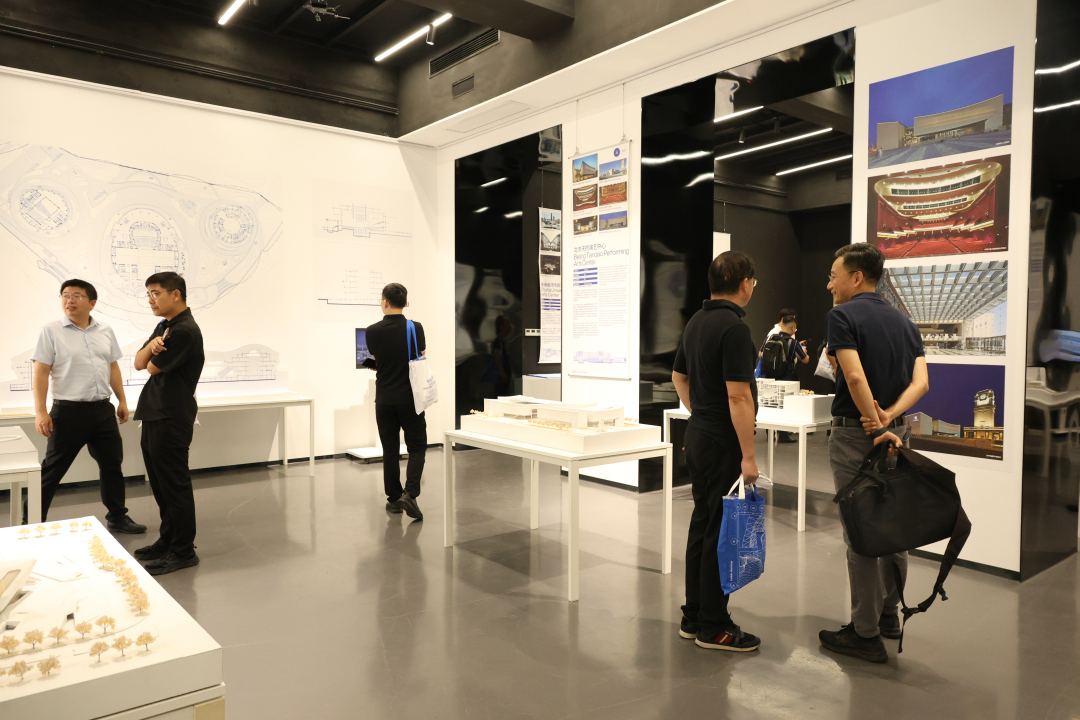 图17:展厅和观众2