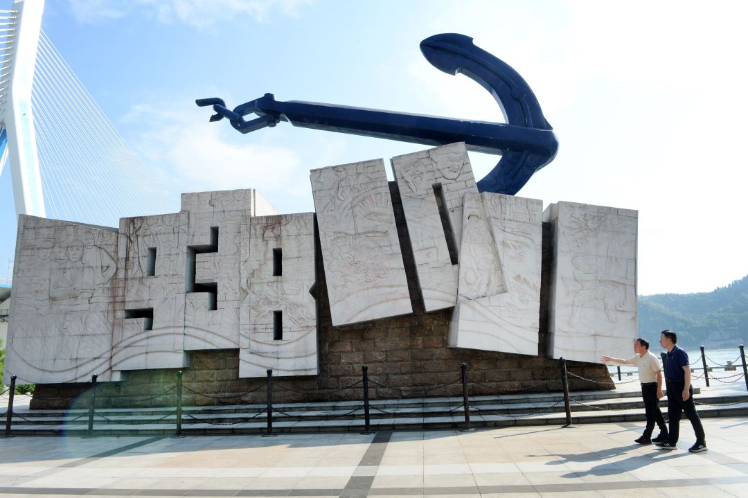 南京市档案馆工作人员带领南京企业代表,在湖北宜昌市档案馆工作人员向寻访小组成员介绍宜昌大撤退情况。曹骄阳摄