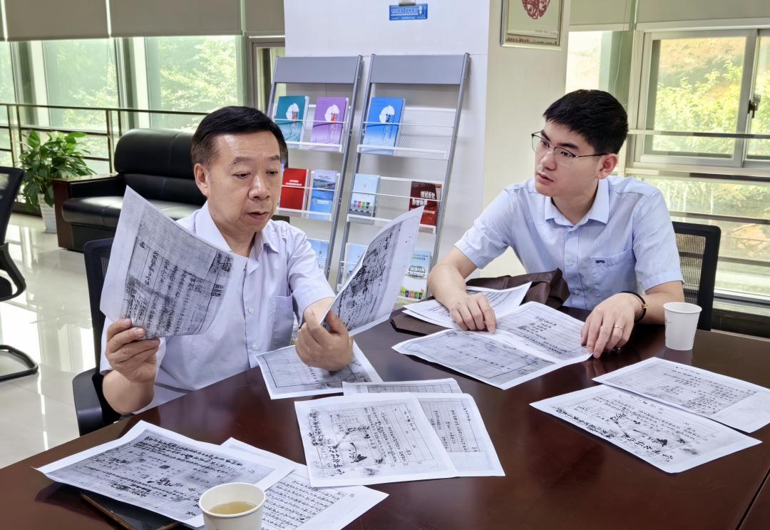 寻访小组成员在长沙市档案馆查档。曹骄阳摄