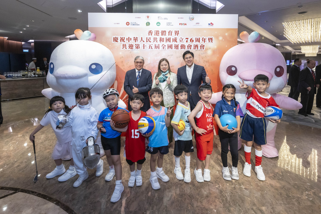 13 籌委會主席霍震霆、副主席兼秘書長霍啟剛、文化體育及旅遊局局長羅淑佩與九名小運動員合照