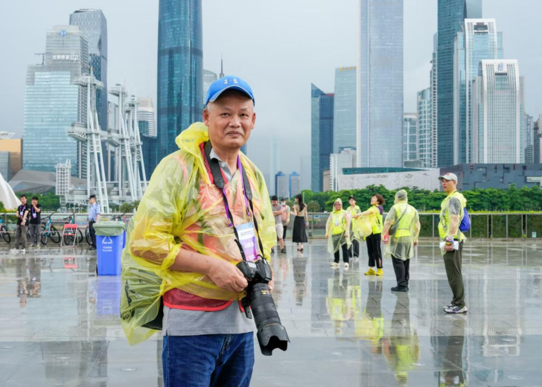 广州海珠区摄影家协会常务副秘书长黄国华。