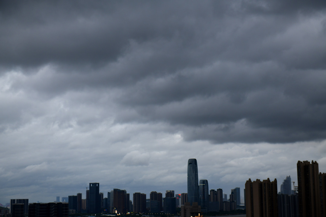 杨耀烨20250720台风韦帕来袭 (4)