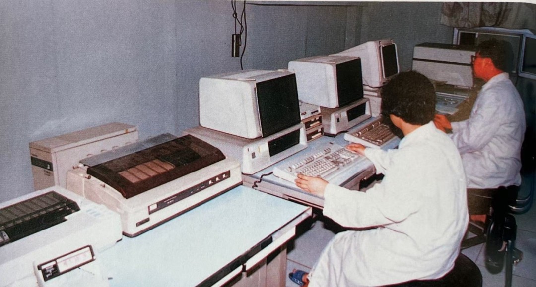 接收新华社电讯稿、新闻照片的机器。资料照片