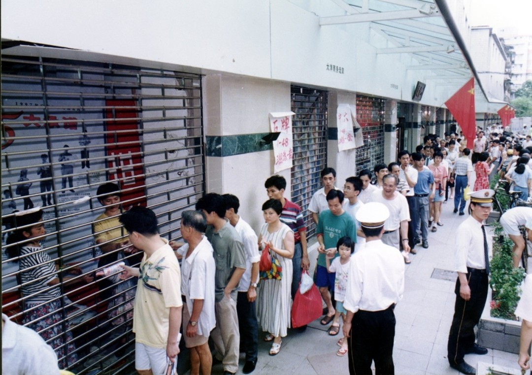 读者排队踊跃购买97版回归特刊。资料图片