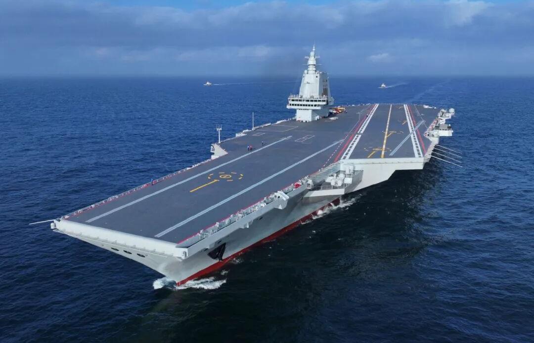 上图为山东舰，甲板向上翘起