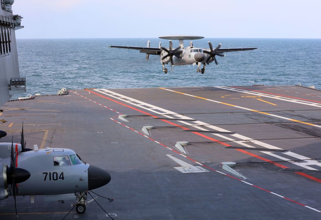 空警-600舰载预警机在海军福建舰阻拦着舰。