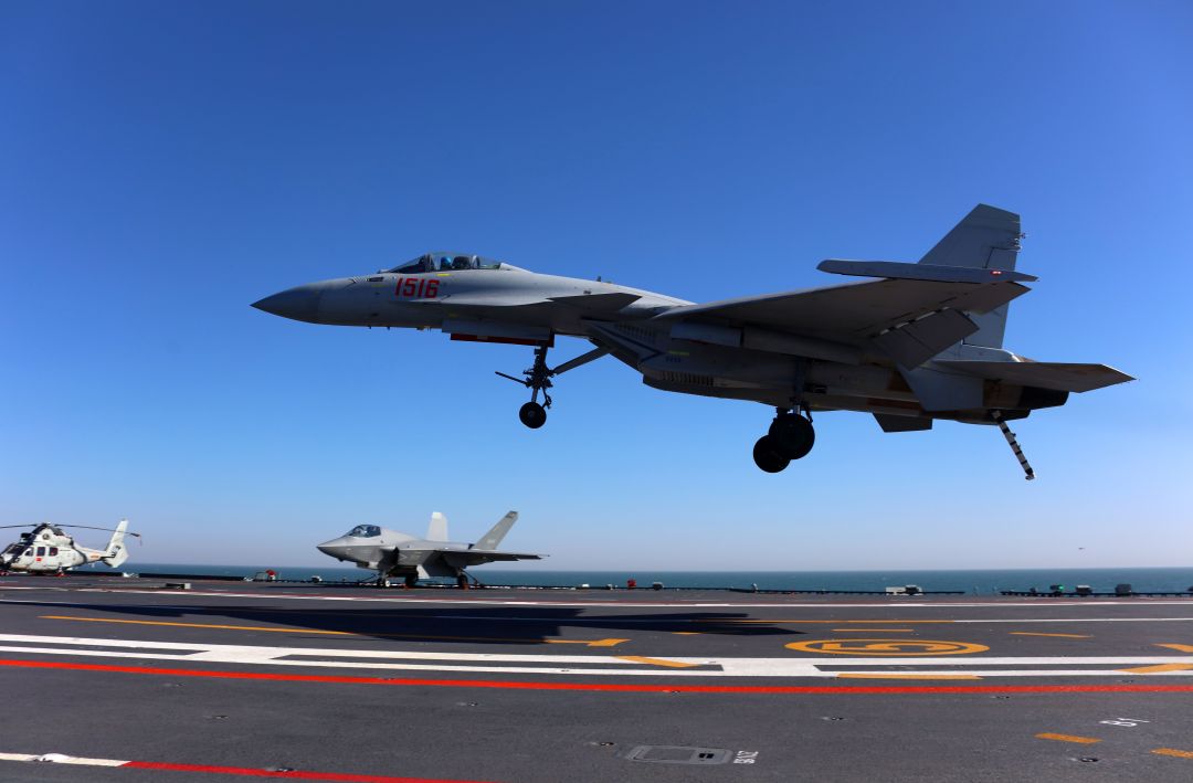 歼-15T舰载战斗机在海军福建舰阻拦着舰