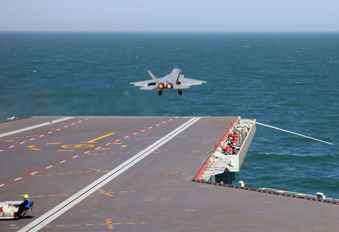 歼-35舰载战斗机在海军福建舰电磁弹射起飞