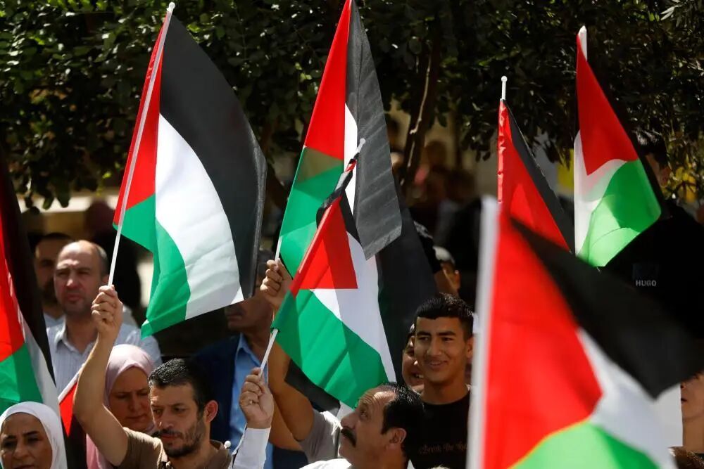 9月23日,巴勒斯坦民众挥舞旗帜庆祝多国承认巴勒斯坦国