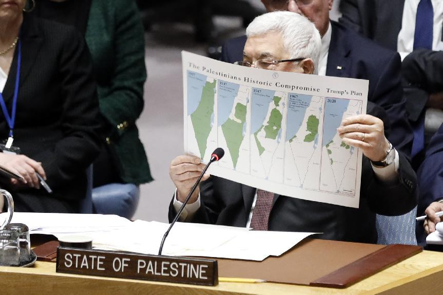 2020年,在联合国总部,巴勒斯坦总统阿巴斯手持地图:巴勒斯坦领土几十年来一直被以色列蚕食,只剩下几个绿色小点