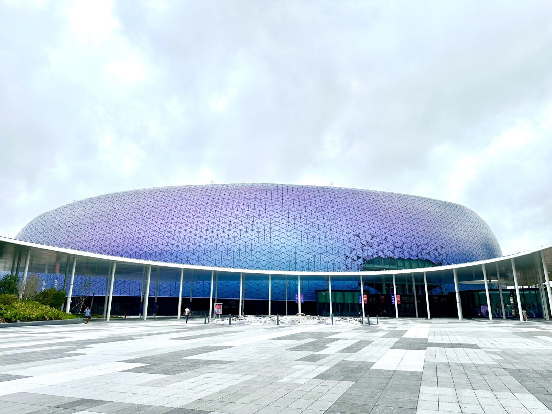 在阳光的照耀下,启德体育园蓝紫色的主场馆外立面炫彩夺目。