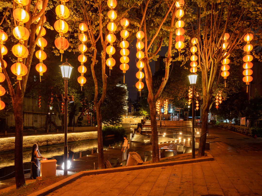 刘宇-中秋赏灯,荔枝湾涌氛围浓!夜晚河畔灯笼把-NEP1_20251005_C00414496391
