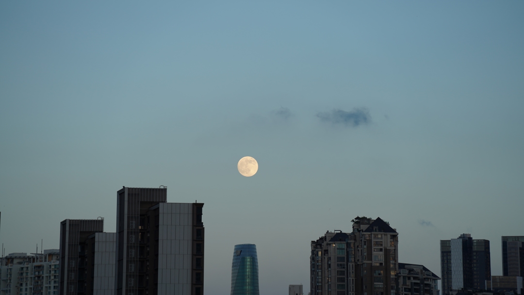 满月初升,记者18-40在深圳福田拍摄。记者:阮元元