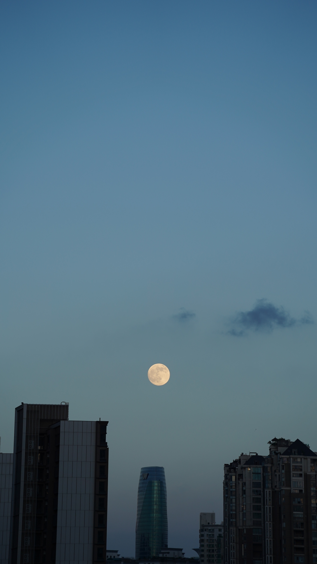 满月初升,记者18-40在深圳福田拍摄。记者:阮元元1