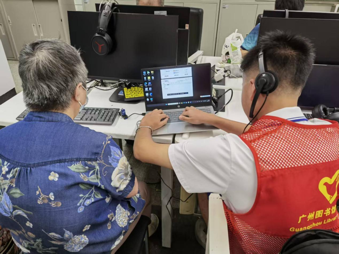 雨鑫在熟悉冼姨设备,为后续服务做准备。