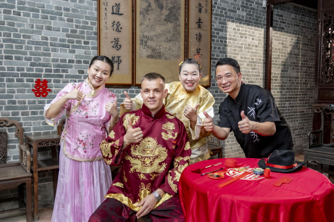 1、麦蔼文联手金牌大妗姐,为中俄夫妇举办传统广府婚礼。