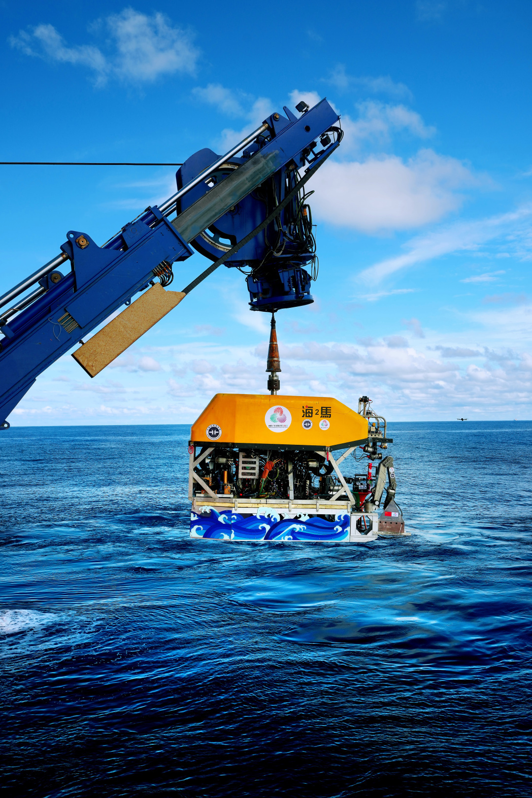 “海马”号深海遥控潜水器(ROV)开始下水作业 莫伟浓 通讯员:蒙志家