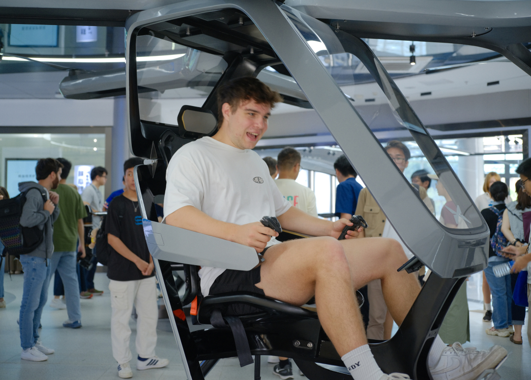 高鹤涛-外国青年参观亿航智能-NEP1_20251016_C00414542429