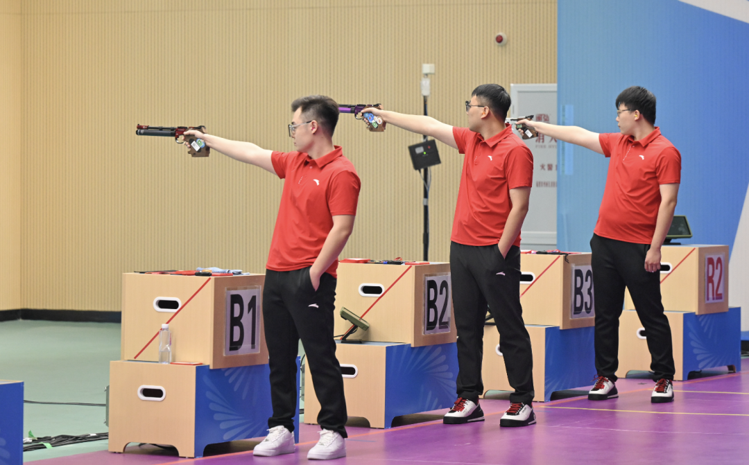 10月16日,河北队选手路世昌、胡鹏琦、牛琪松(从左至右)在比赛中。