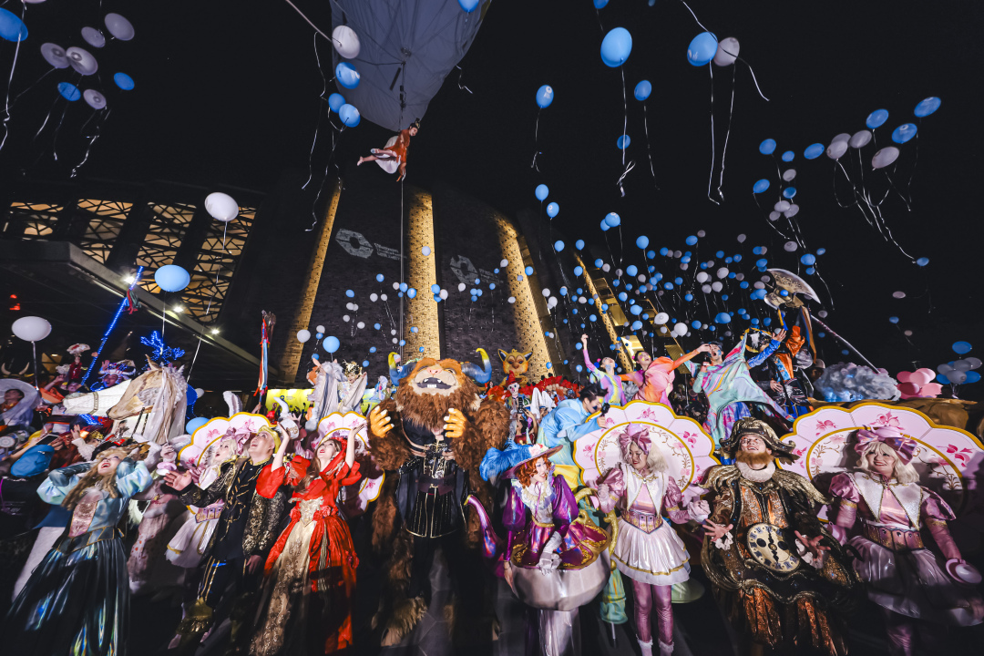 乌镇大剧院放飞气球