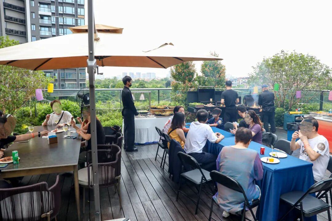 峻銮会所屋顶花园举办烧烤派对.jpg