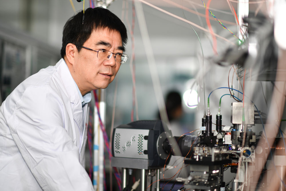 中国科学院国家授时中心首席科学家张首刚在空间光钟实验室工作