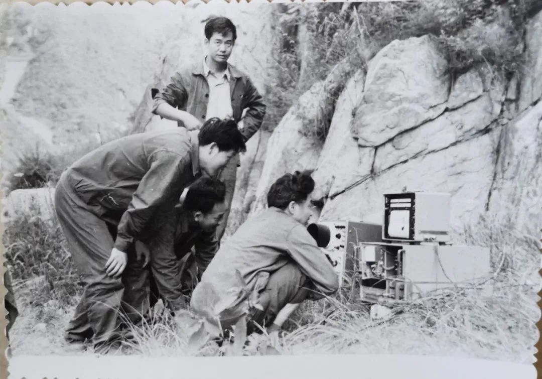 科研人员监测长波授时试发播信号(资料照片)。国家授时中心供图