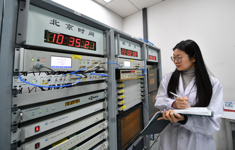 科研人员在中国科学院国家授时中心时间频率基准实验室记录数据