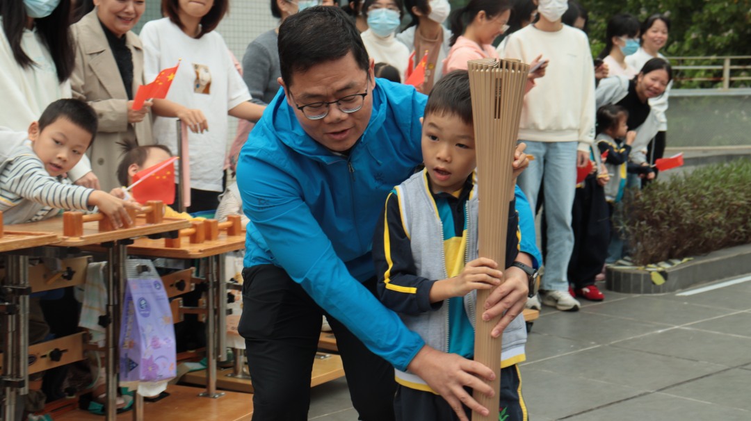 广东省残疾人康复中心教师与儿童正在进行象征性传递火炬