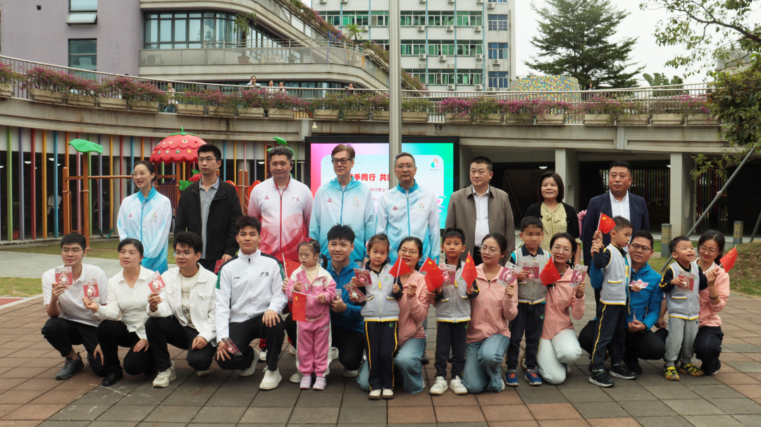 仪式所有火炬手最后在操场合影