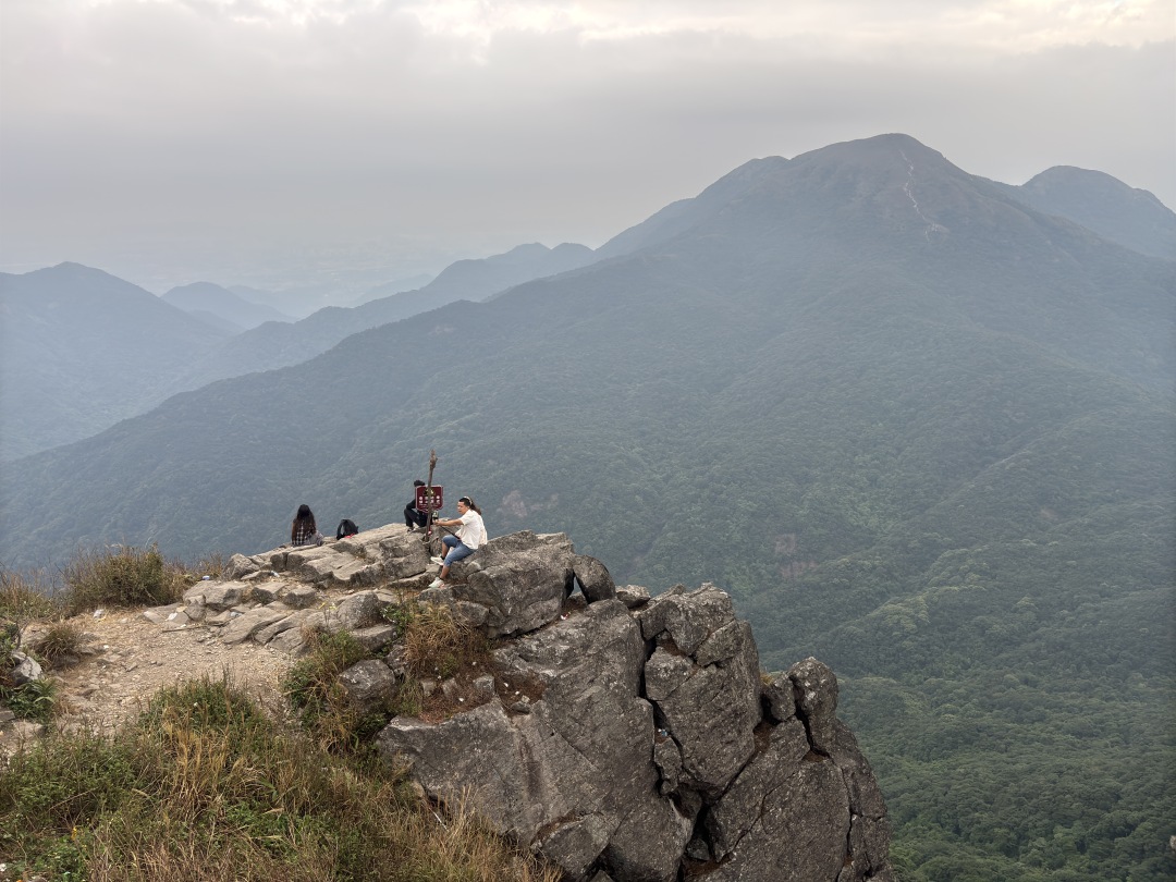 部分游客为拍照打卡走到悬崖边