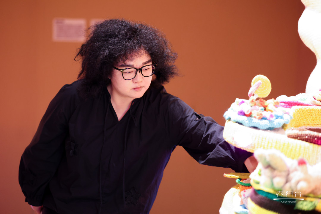 艺术家胡尹萍在展览现场布展,©春阳台