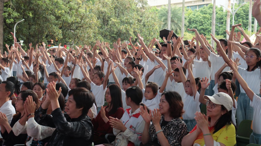 观众在台下积极互动