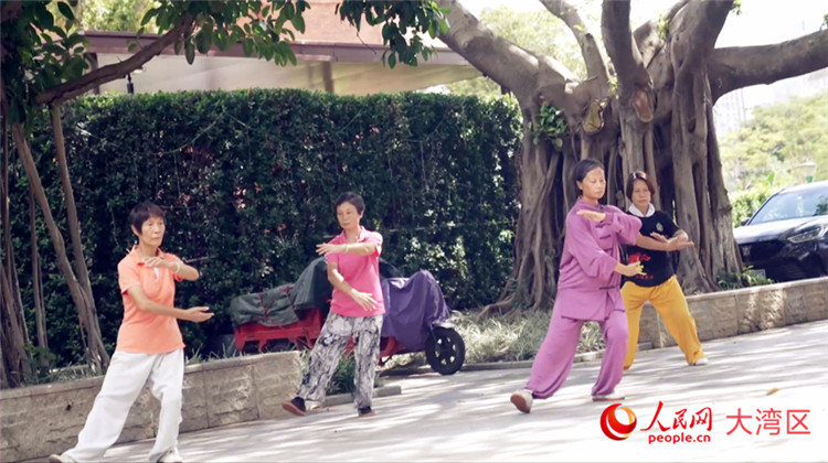 9月8日上午，几位退休人员在公园一角打太极。人民网记者 张荣摄