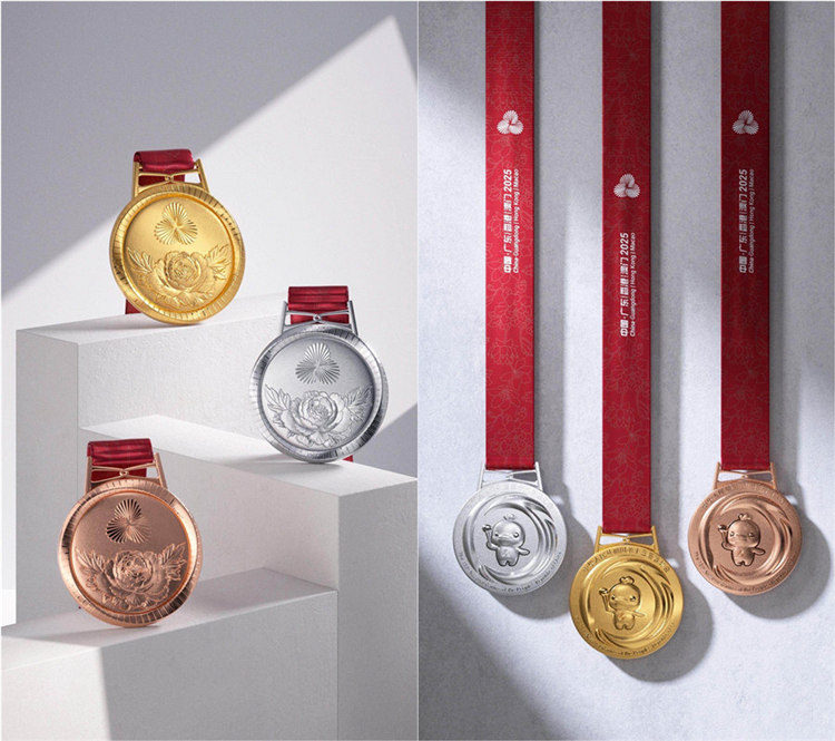 拼版照片：第十五届全国运动会竞技体育项目奖牌。新华社发