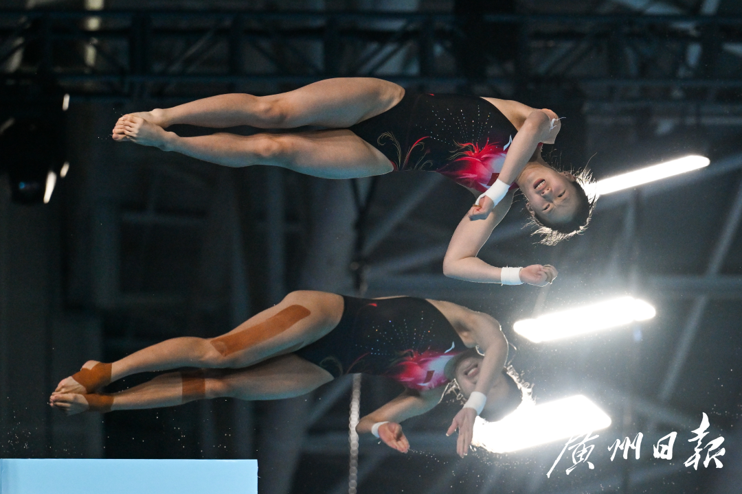 十五运会跳水项目女子双人10跳台预赛,上海代表团选手陈芋汐(前)和掌敏洁(后)出场。2 十五运会跳水项目女子双人10跳台预赛,上海代表团选手陈芋汐(前)和掌敏洁(后)出场。2