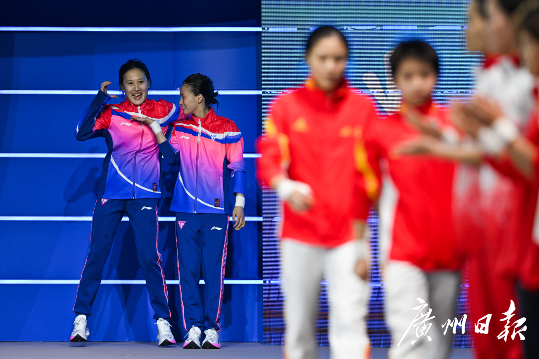 十五运会跳水项目女子双人10米跳台决赛,上海代表团选手陈芋汐(左二)、掌敏洁(左一)出场。 十五运会跳水项目女子双人10米跳台决赛,上海代表团选手陈芋汐(左二)、掌敏洁(左一)出场。