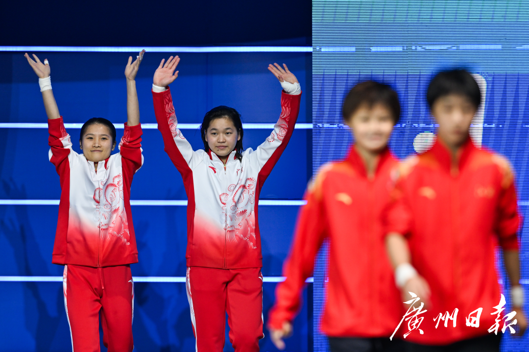十五运会跳水项目女子双人10米跳台决赛,广东代表团选手全红婵(左二)、王伟莹(左一)出场。 十五运会跳水项目女子双人10米跳台决赛,广东代表团选手全红婵(左二)、王伟莹(左一)出场。