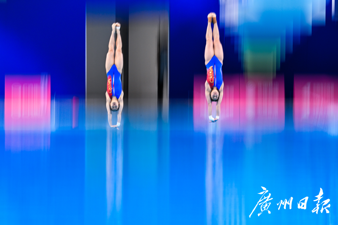十五运会跳水项目女子双人10跳台预赛,慢门视觉下广东代表团选手全红婵(右一)和王伟莹(左一)入水一刻。.jpg 十五运会跳水项目女子双人10跳台预赛,慢门视觉下广东代表团选手全红婵(右一)和王伟莹(左一)入水一刻。.jpg