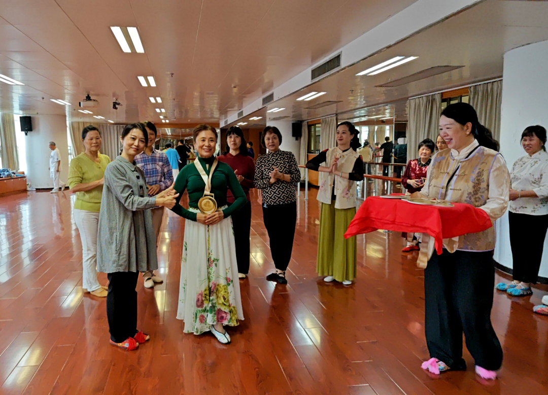 颁奖 (2).jpg 颁奖 (2).jpg