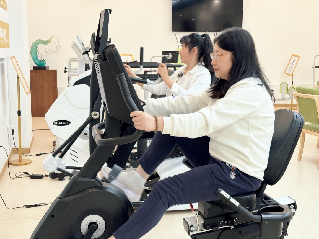 吴芷明-长者正体验智能健身车。-FZ100414649727.jpg